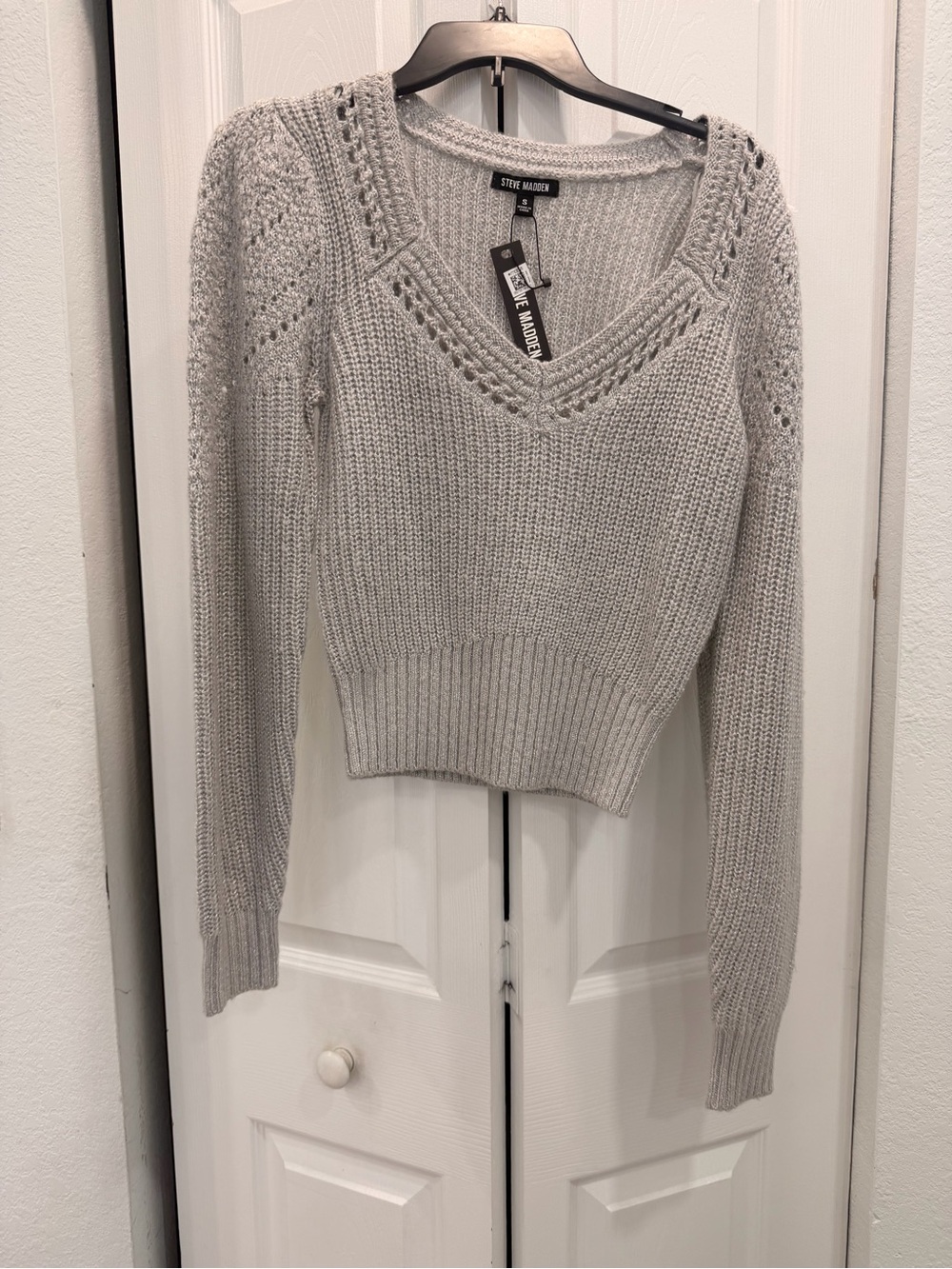 Steve Madden Light Gray V-Neck Knit Pullover Sweater